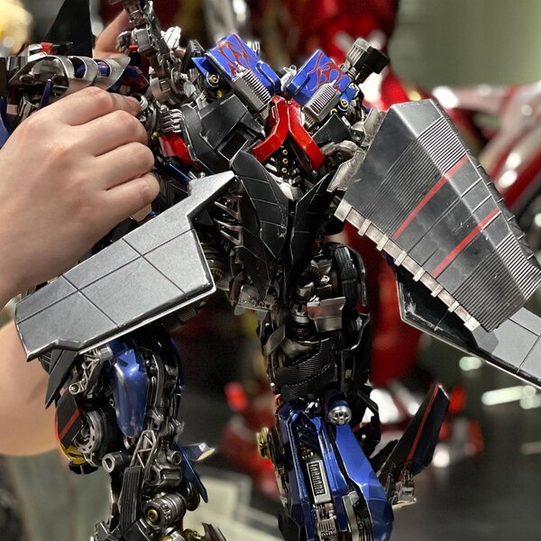 Queen Studios ROTF Jetwing Optimus Prime Vs Megatron Diorama Colored Image  (9 of 10)